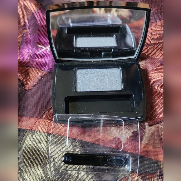 Chanel Ombre Essentielle soft touch eyeshadow 61 Silvery - Picture 3 of 5